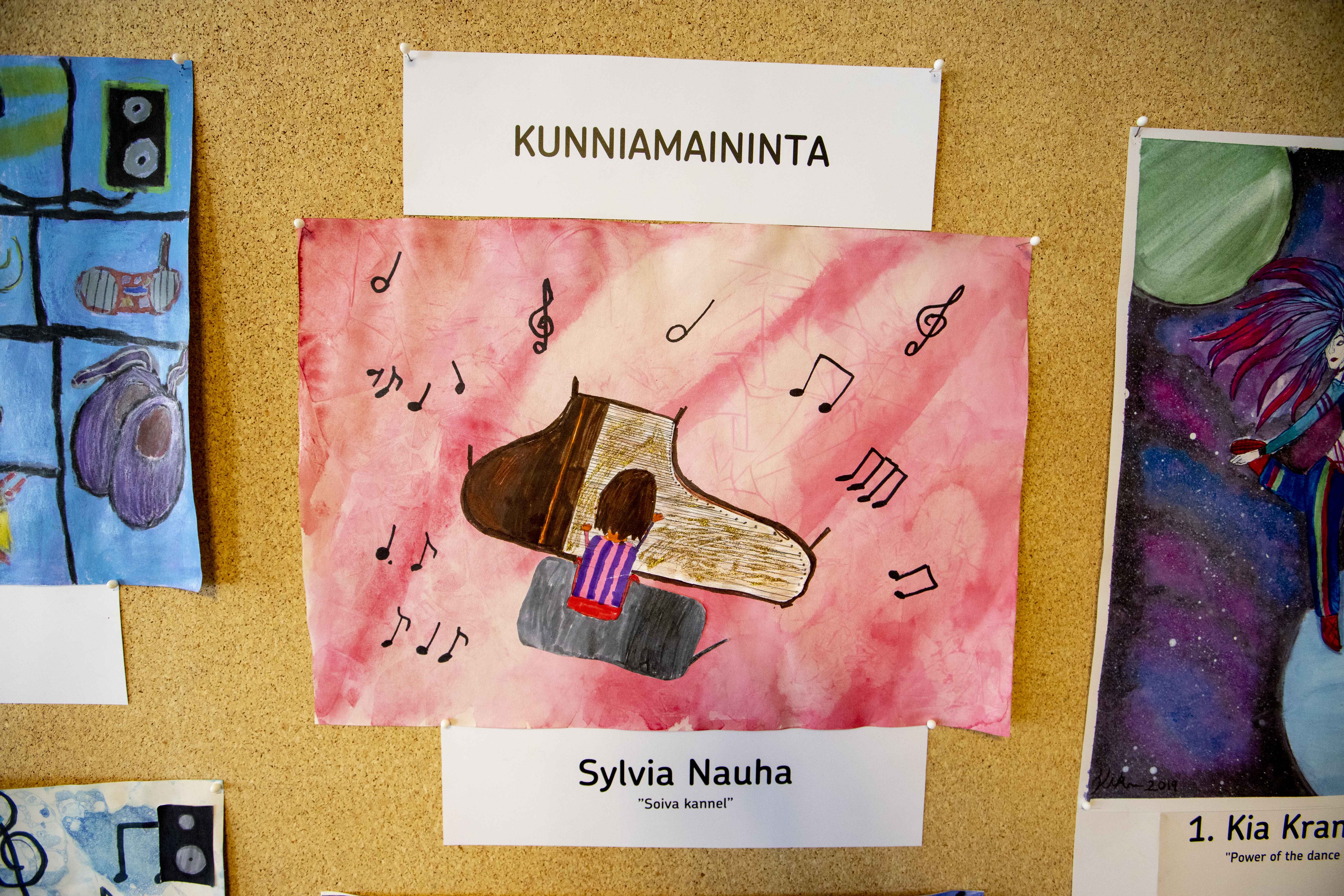 Kanteletta soittava Sylvia Nauha oli kuvannut oman instrumenttinsa teokseensa.