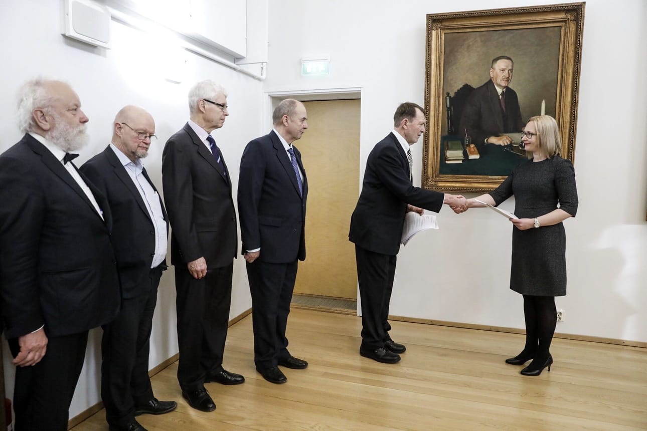 Esko Seppänen luovutti eutanasia-kansalaisaloitteen eduskunnan puhemiehelle Maria Lohelalle (sin.) alkuvuonna 2017. Seppäsen lisäksi kansalaisaloitetta ovat edistäneet myös lukuisat muut entiset parlamentaarikot.