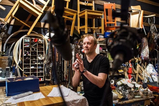 Heikki Kossi tekee studiollaan Kokkolassa elokuviin pieniä, tarkkoja, mutta merkityksellisiä ääniä, kuten vaatteen kahahdus tai lattian narahdus. KUVA: CLAS-OLAV SLOTTE