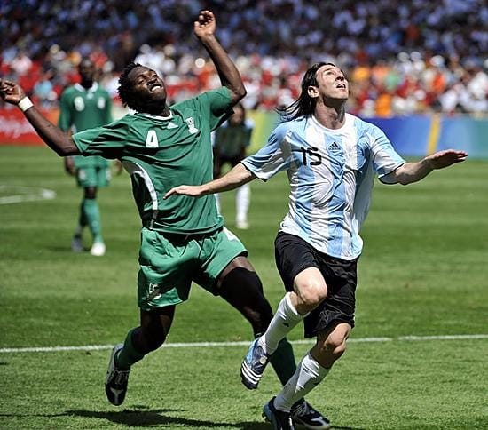 Lionel Messi jallitteli Onyekachi Apamia ja muita nigerialaispuolustajia.