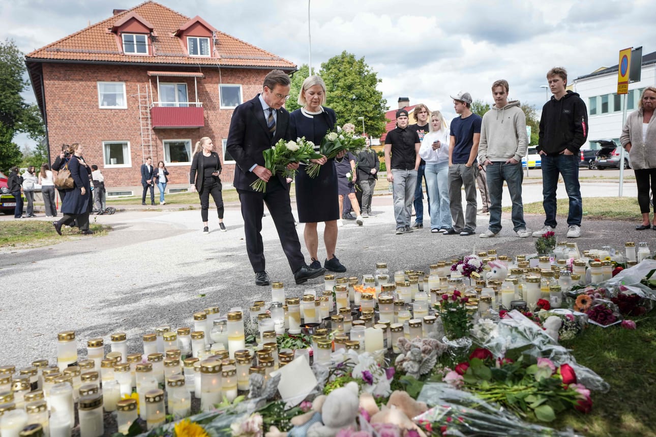 Ruotsin pääministeri Ulf Kristersson ja sosiaalidemokraattien puoluejohtaja Magdalena Andersson kävivät laskemassa kukkia koulusurman tapahtumapaikalle Fagerstassa.