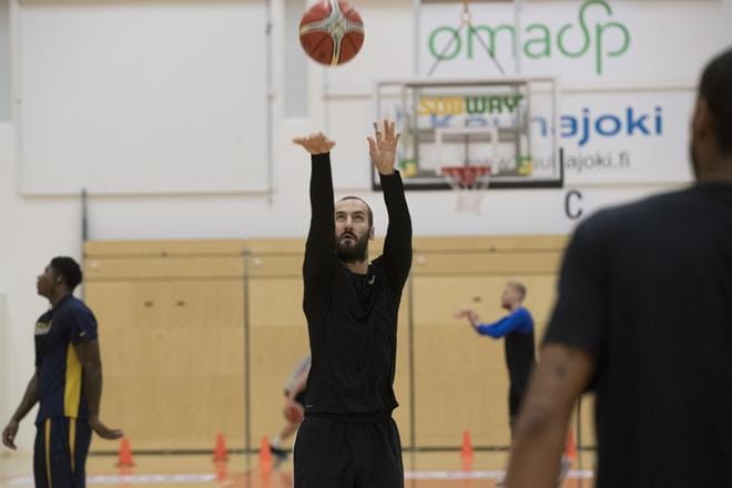 Bojan Sarcevicin oltava valmiina kovaan fyysiseen peliin, kun CSM Oradea yrittää estää taitavan takamiehen korinteon. KUVAT: MINNA ANTILA
