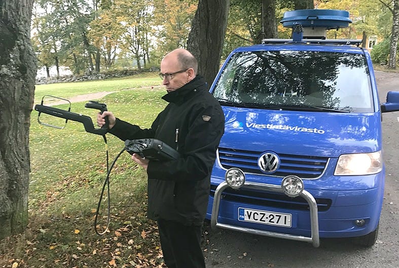 Auton katolla kuvun alla on radiosuuntimo ja autossa vastaanotin, jonka avulla häiriöitä paikallistetaan. Lähempänä kohdetta käytetään käsisuuntimoa, Viestintäviraston erityisasiantuntija Kalle Pikkarainen kertoo.