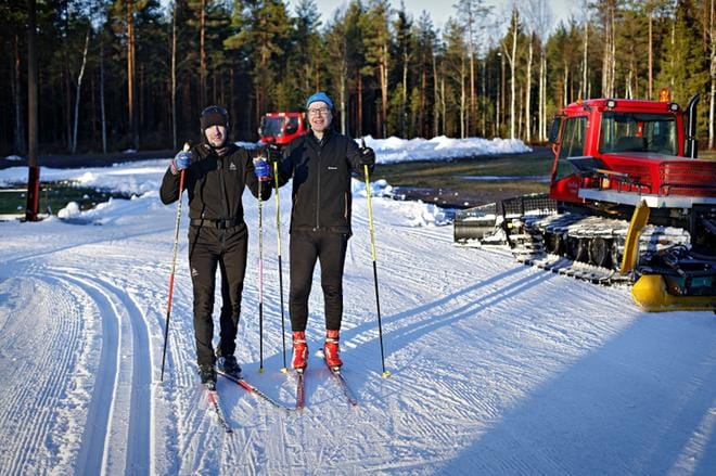 Ari Orava ja Mauri Hautala olivat tyytyväisiä kilometrin mittaisen vaihtelevan ensilumenladun kuntoon. KUVAT: TOMI KOSONEN