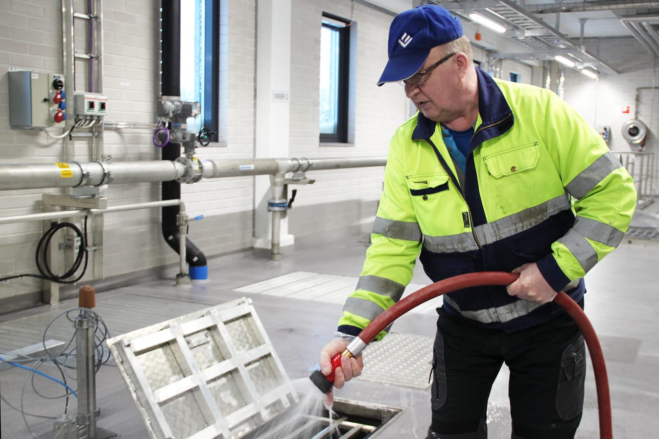 Kuusamon uuden jätevesipuhdistamon hoitaja Esko Jumisko on tyytyväinen uuteen työympäristöönsä.
