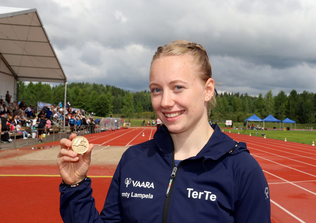 Saana Peuralla oli aihetta hymyyn Riihimäellä. Talteen tuli nuorten SM-kultaa.