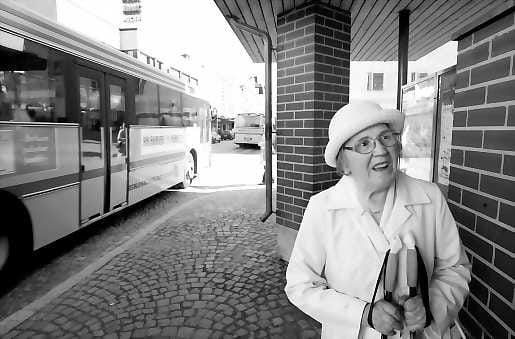 Massojen liikuttaja. Talvisin julkista liikennettä käyttää Oulun alueella noin 40 000 käyttökertaa päivittäin. Kesäkuukausina määrä hupenee neljännekseen.