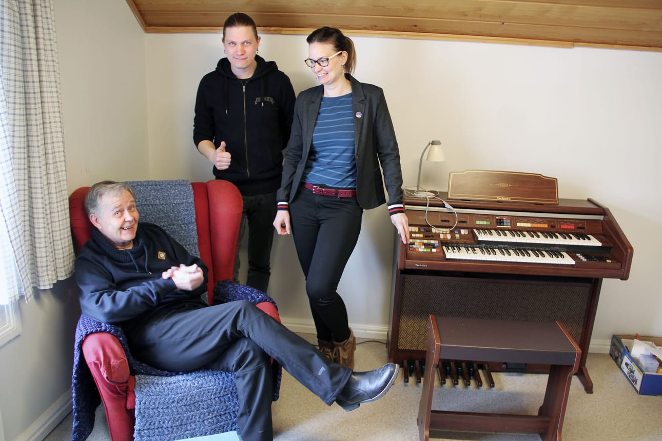 Nuorisokoti Jukolan ohjaaja Vesa Keinänen (vas.), Kemin LKK ry:n varapuheenjohtaja Pauli Maronen ja Kemin kulttuuripedagogi Venla Kakko sanovat, että uusille soittimille on paljon tarvetta Nuorisokoti Jukolassa.