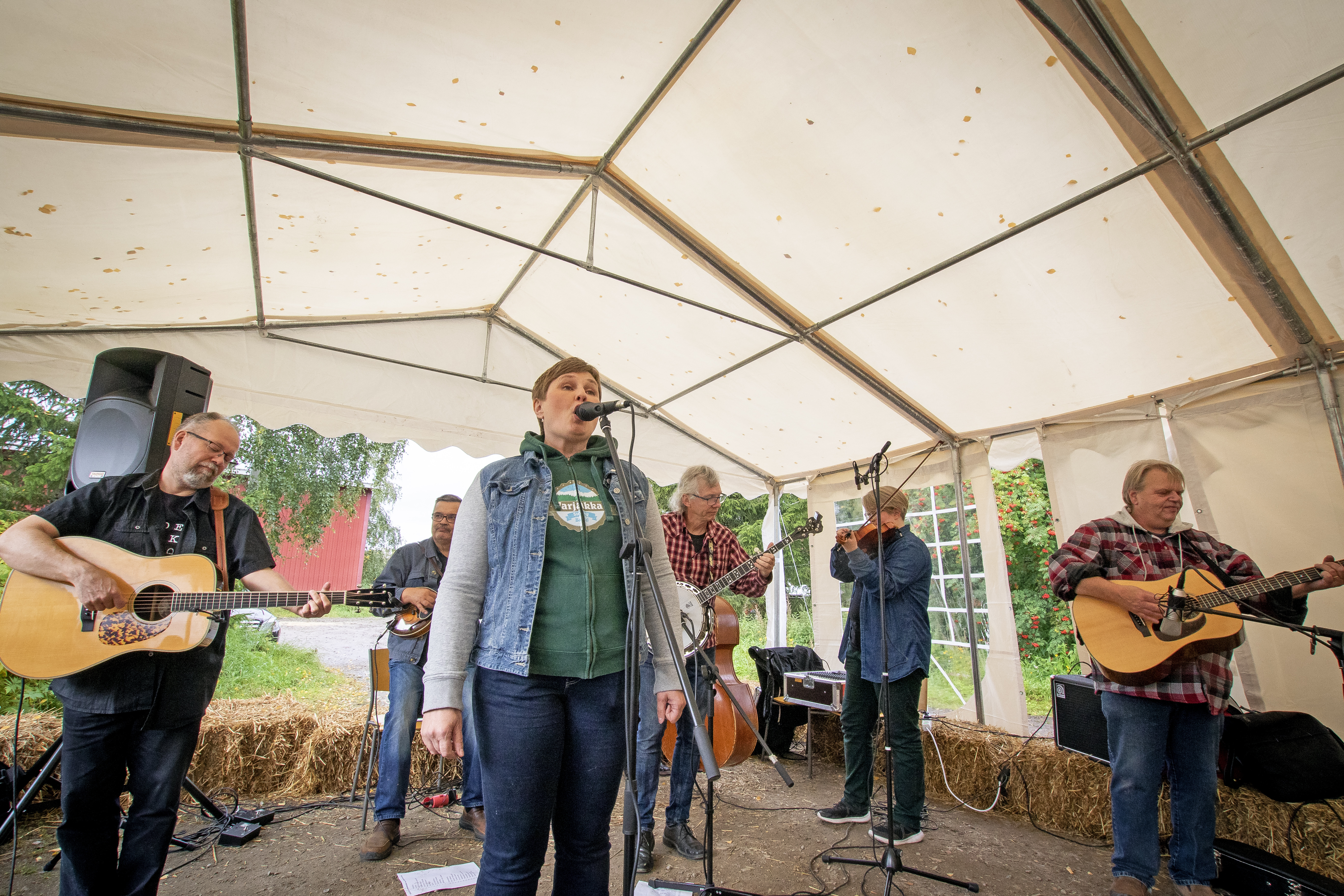 Yleisö pääsi nauttimaan vuonna 2011 perustetun Varjakka String Bandin musiikista.  Yhtyeen musiikki ammentaa voimansa Oulujoen suistosta, Limingan lakeuksilta ja Oulunsalon merenrantaniityiltä.