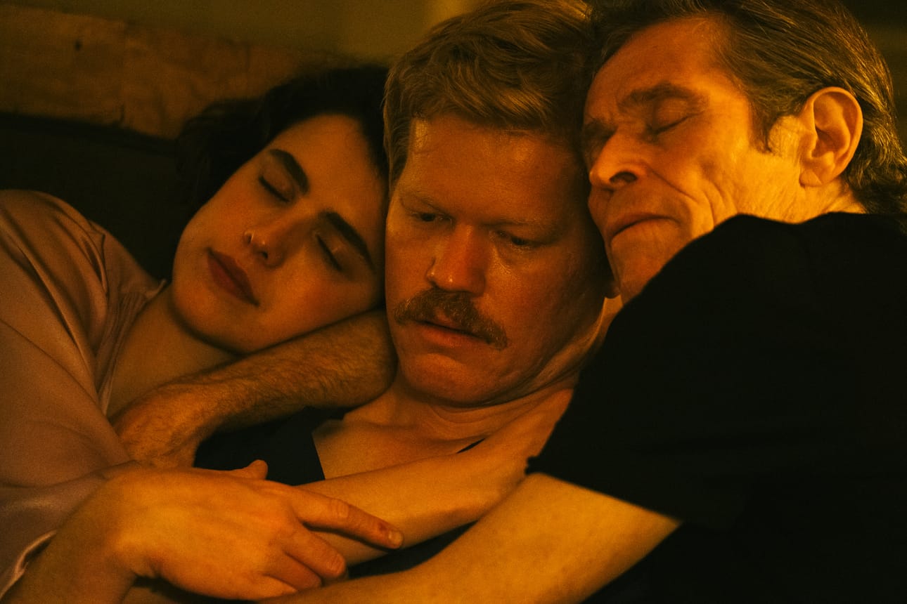 Kiltti hetki kaikkea muuta kuin kiltissä elokuvassa (Margaret Qualley, Jesse Plemons, Willem Dafoe).