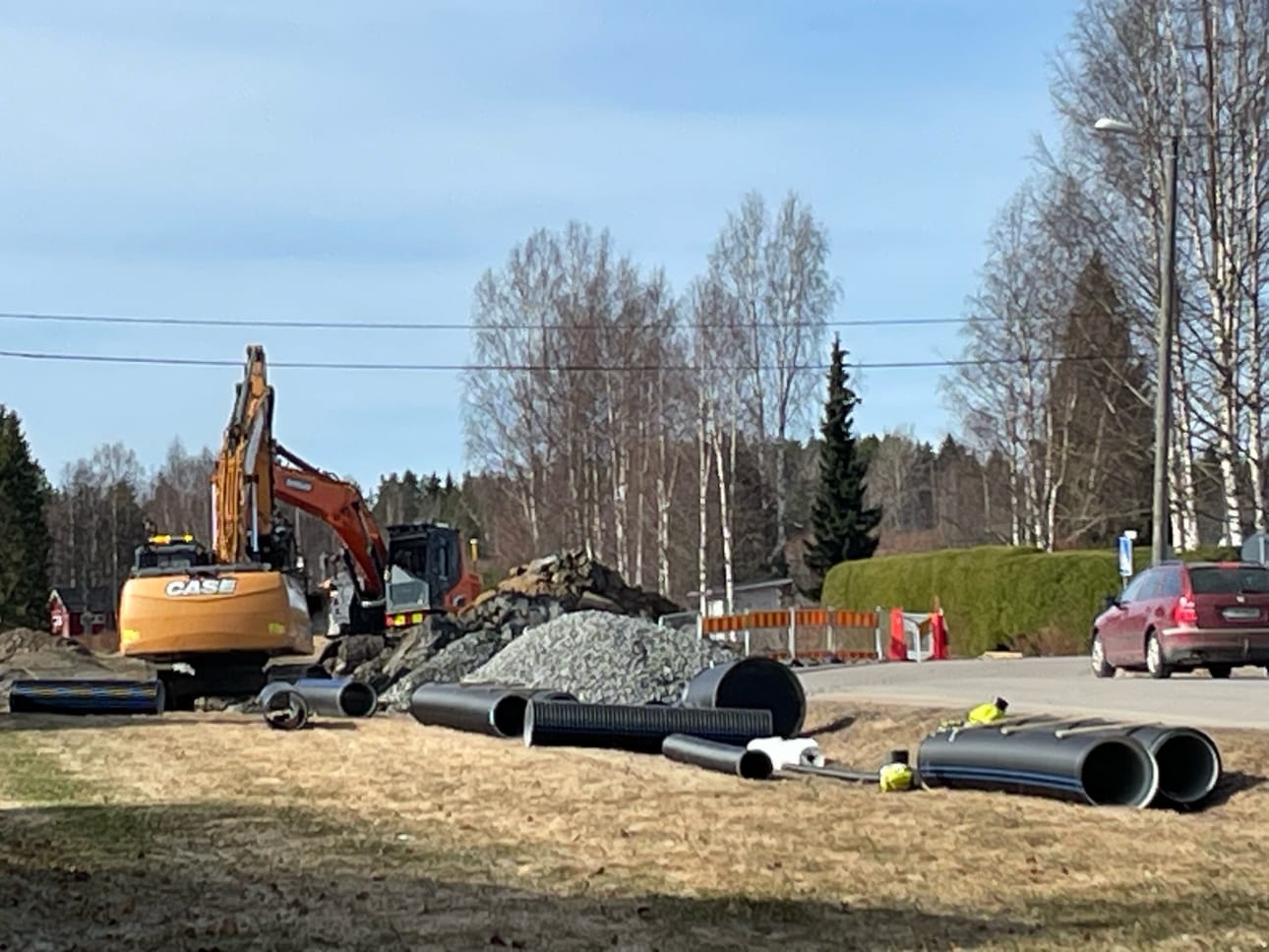 Teiden ja katujen parannukseen käytettiin vuonna 2025 Oulaisissa noin 400 000 euroa. Tässä tehdään hulevesitöitä Pyykölässä keväällä 2026.