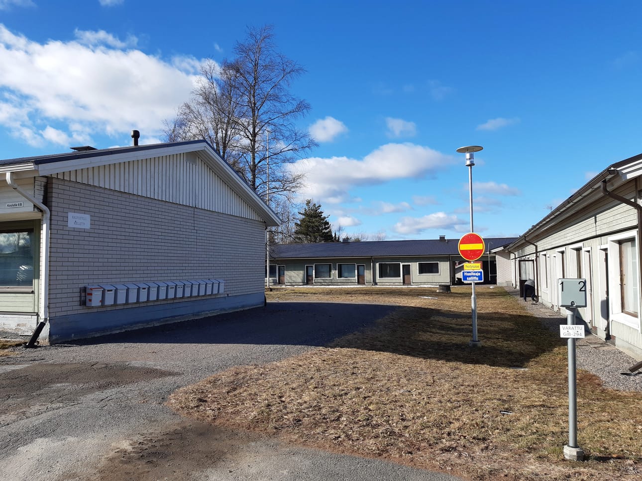 Lehtimäen vuokratalot ja vanhustenkotiyhdistys ry:n rakennuttamissa rivitaloissa on 28 asuntoa. Niistä 18:ssa on tällä hetkellä asukkaita.