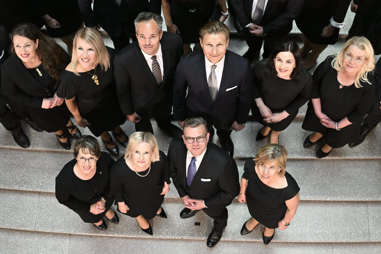 Eniten tukea Petteri Orpon (kok., eturivissä toinen oikealta) hallitukselle antavat pääministeripuolue kokoomuksen kannattajat. LEHTIKUVA / JUSSI NUKARI