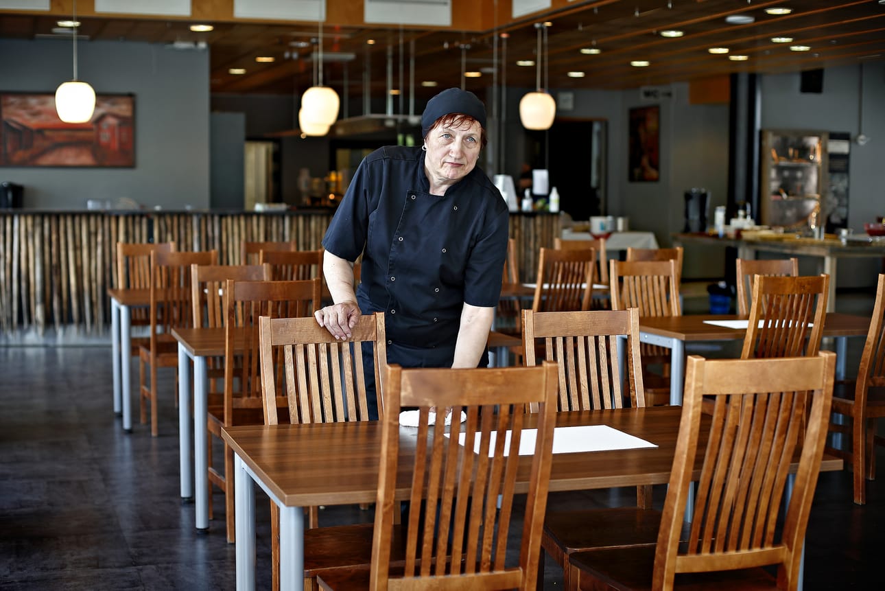 Seija Hakan luotsaama Hela-ravintola muuttaa Kauhavalla toisiin tiloihin, koska Yrittäjäopiston kiinteistön kunto on huono. Kesäkuun alusta Hela-ravintola löytyy LSK:n entisestä varuskuntaravintolasta.