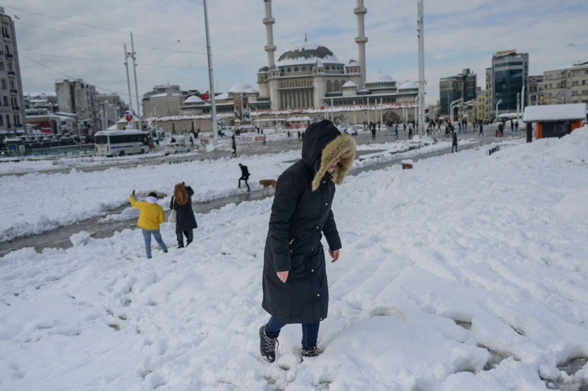 Taksim-aukio Istanbulissa oli tiistaina lumen peitossa. LEHTIKUVA / AFP