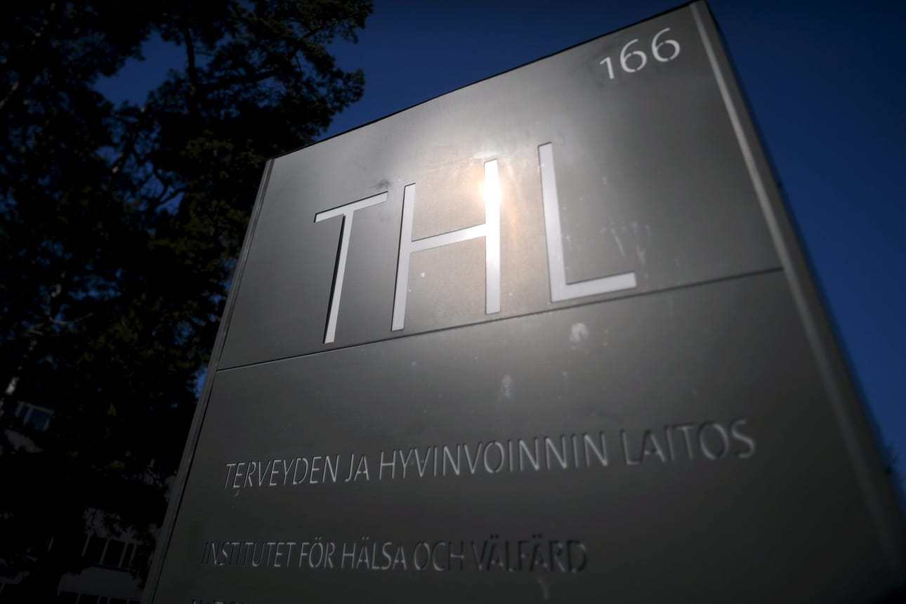 Terveyden ja hyvinvoinnin laitos ei innostu EK:n ja SAK:n ehdotuksesta laajentaa koronarokotusten neljättä kierrosta nuorempiin ikäluokkiin. LEHTIKUVA / Antti Aimo-Koivisto