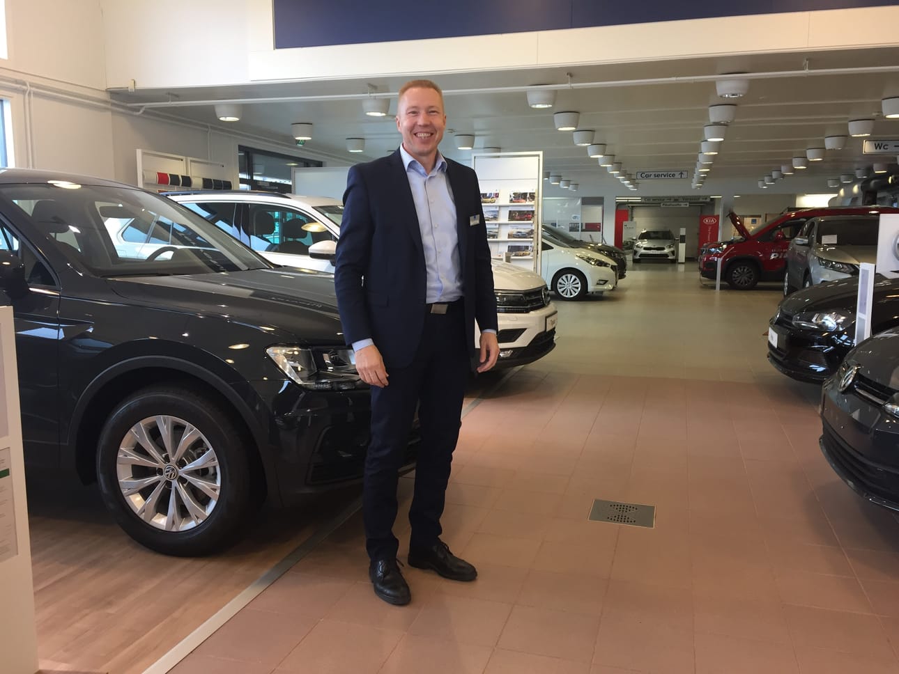 Marko Kauppinen kertoo Volkswagenin olevan Kuusamossa Pörhön valikoiman suosituin automerkki.