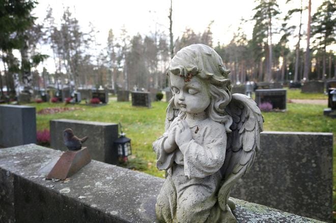 Pyhäinpäivän perinteisiin kuuluvat käynnit hautausmailla. KUVA: SARI HEINILÄ