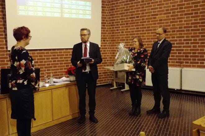 Vt. hallintojohtajasta perusturvan talouspäälliköksi siirtyvä Sanna Matintupa sai kukat Antti Joensuulta, Sari Palmulta ja Vesa Koivuselta.