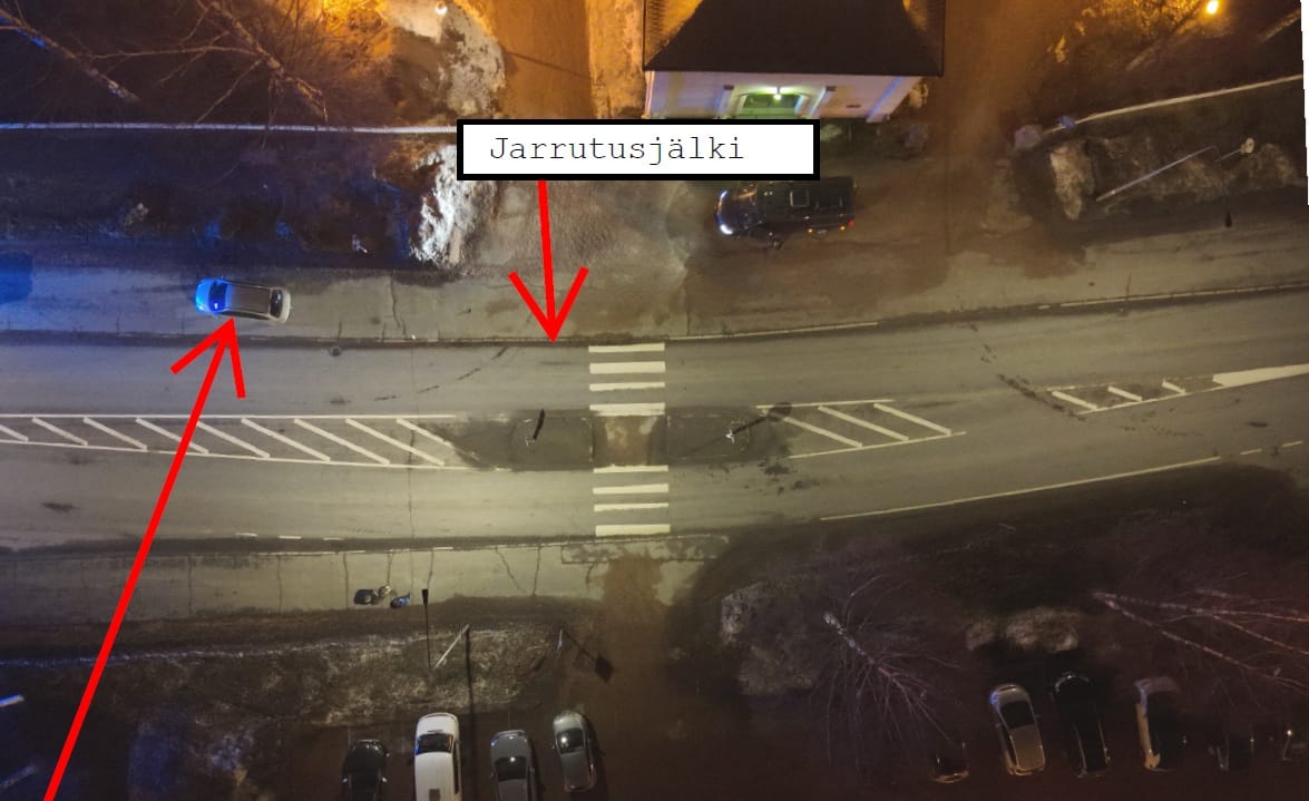 Jarrutusjälki näkyy alkavan suojatien jälkeen. Mies ajoi törmäyksen jälkeen autonsa jalkakäytävälle.
