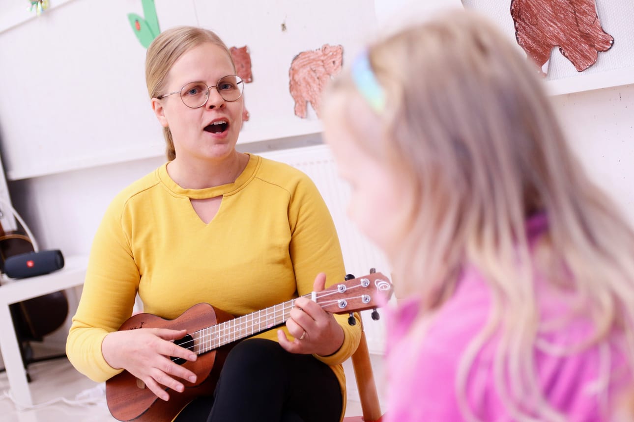 Kuusamon-paluumuuttaja Hannamari Oikarainen vetää muun muassa 6- ja 7-vuotiaiden muskarikerhoa, jota kävimme seuraamassa.