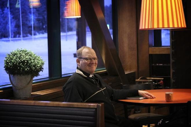 Kappalainen Harri Silvolahti istahtaa Papin pöytään ABC:n huoltoasemalle 23. tammikuuta kello 12. KUVA: JOHANNA KATAJA