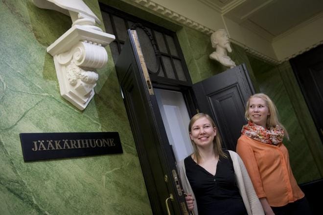 Etelä-Pohjalaisen Osakunnan puheenjohtaja Johanna Lammi-Luoma ja pääsihteeri Suvi Alatalo järjestävät tänään Helsingin Ostrobotnialla Porthan-vuosijuhlan, jossa muistellaan erityisesti talossa jääkäriliikkeen perustaneita ja Saksaan sotilaskoulutukseen lähteneitä ylioppilaita. Ostrobotnian entinen kassahuone on nimetty liikkeen muistoksi Jääkärihuoneeksi. KUVAT: COMPIC/MARKKU OJALA
