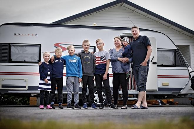 Arleena, Severi, Alvar, Eevert ja Valtteri Kellosaari lähtivät yhdessä Satu-äidin (sylissä Iivar) ja Timo-isän kanssa Suviseuroihin tiistaina.KUVAT TOMI KOSONEN