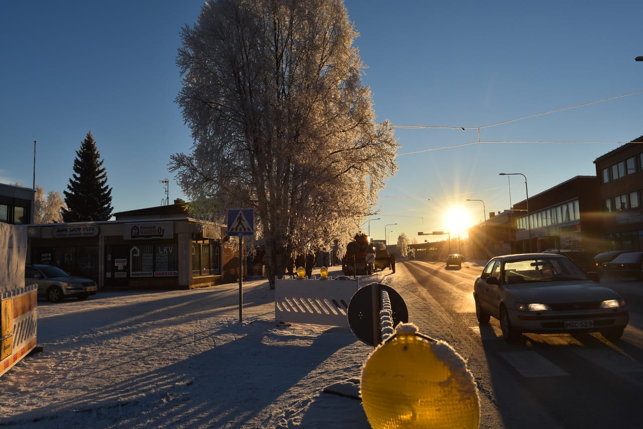 Kitkantie 8:n etupuolella on alkamassa puutalojen purku. Talon takaa kaadettiin rakennusta haittaavia puita. Rakennuksen takaa kohoava kuusi sai toistaiseksi vielä jäädä pystyyn.