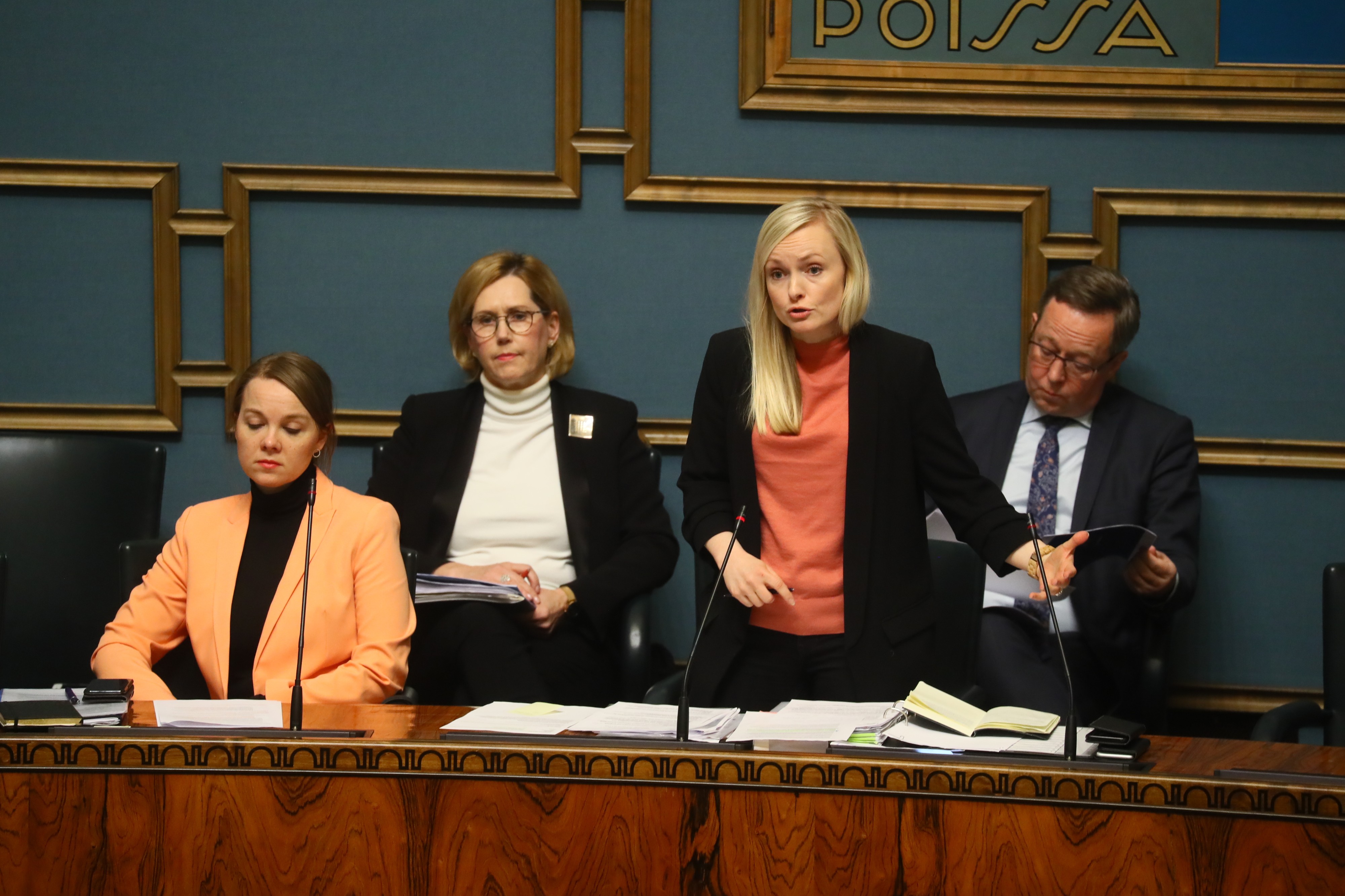Hallitus on kriisin edetessä joutunut kritiikin kohteeksi muun muassa Helsinki-Vantaan lentokentälle korona-alueilta tulleiden valvonnassa.