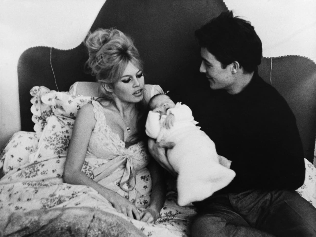 Brigitte Bardot ja hänen miehensä Jacques Charrier yhdessä heidän juuri syntyneen lapsensa Nicolaksen kanssa vuonna 1960.