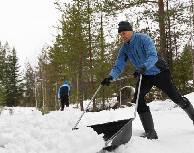 Kimmo Kakko (etualalla) ja Kauko Kinnunen kunnostivat kuluneella viikolla latupohjia Kalimenvaaralla lumikolien kanssa. Lunta kuskattiin maastossa myös moottorikelkalla ja reellä.