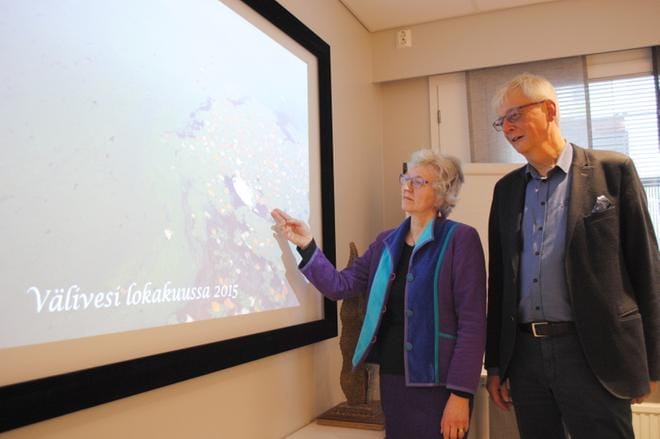Rauni Lanamäki ja Seppo Sulku esittelivät kuvaa, joka oli otettu Väliveden rannan sinilevälautoista syksyllä 2015. Sama oli tilanne siellä viime syksynäkin. KUVA:EEVA-LIISA KULJU