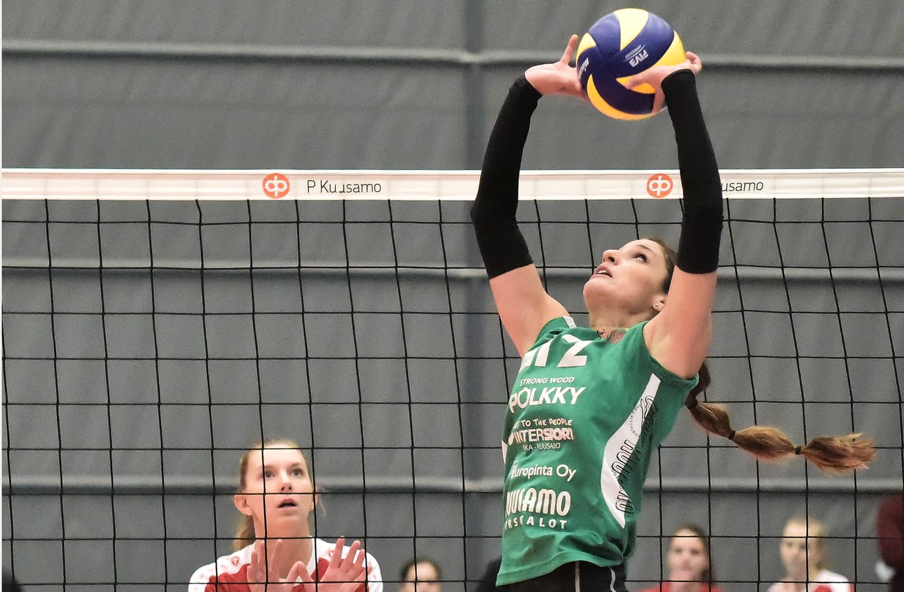 Pölkky Kuusamo katkaisi LP Kangasalan tappiottoman alkukauden Mestaruusliigassa sunnuntaina. Kuvassa passari Jennifer Nogueras keskiviikkona Kuusamossa pelatussa Challenge Cupin ottelussa.