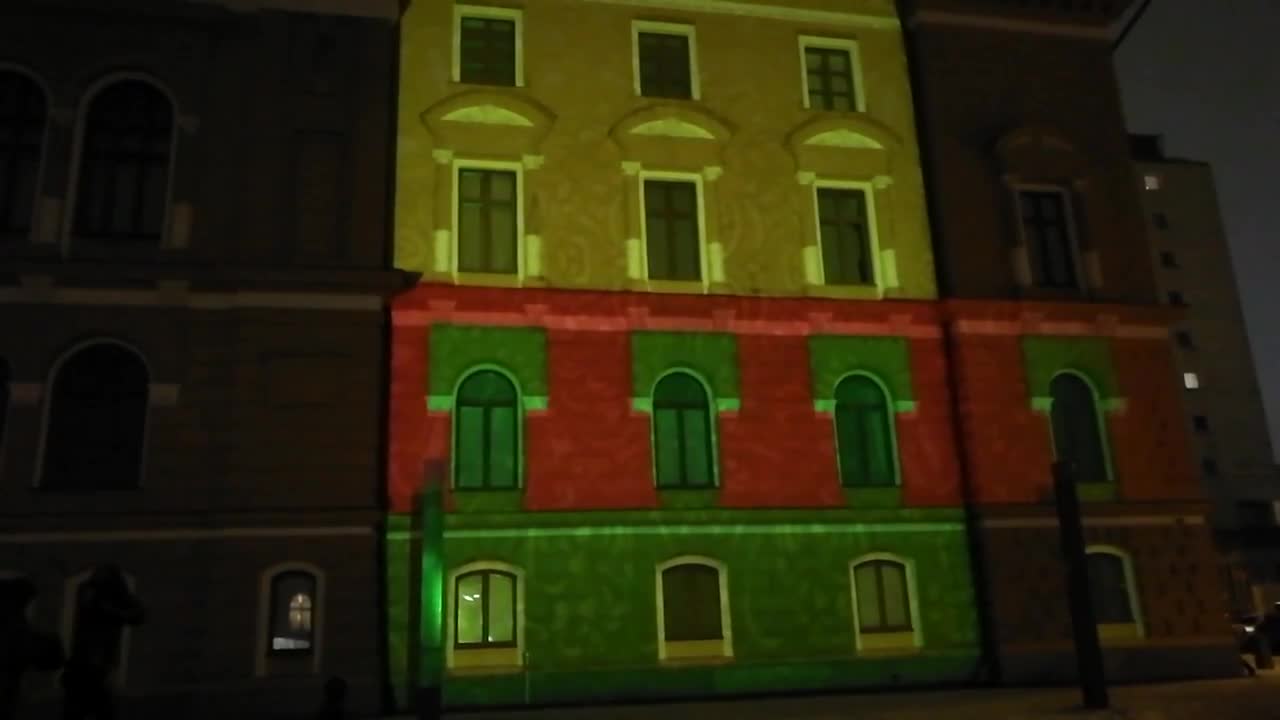 Näin kaupungintalon seinää "maalattiin" Lumo-festivaaleilla