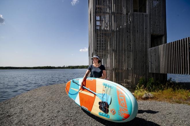 Kyrkösjärvellä suppaileva Tanja Yli-Ilkka yllättyi siitä, miten nopeasti hänen ehdotukseensa järven rannan maisemoinnista reagoitiin. Kuva: Jaakko Elenius