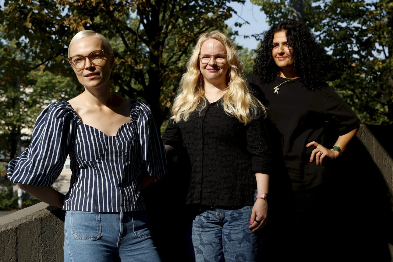 Minja Koskela, Laura Meriluoto ja Gashaw Bibani vasemmistoliiton puheenjohtajatentin jälkeen Helsingissä 8. syyskuuta. LEHTIKUVA / RONI REKOMAA