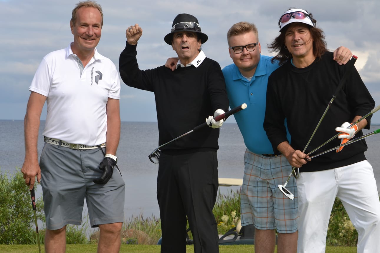 Rocklegenda Alice Cooper (toinen vasemmalta) pelasi 9 reikää golfia lauantaiaamuna Virpiniemessä. Cooperin kanssa kenttää kiersivät Tapio Särkilahti (vas.), head caddiemaster Sakari Soukka ja kitaristi Ryan Roxie.