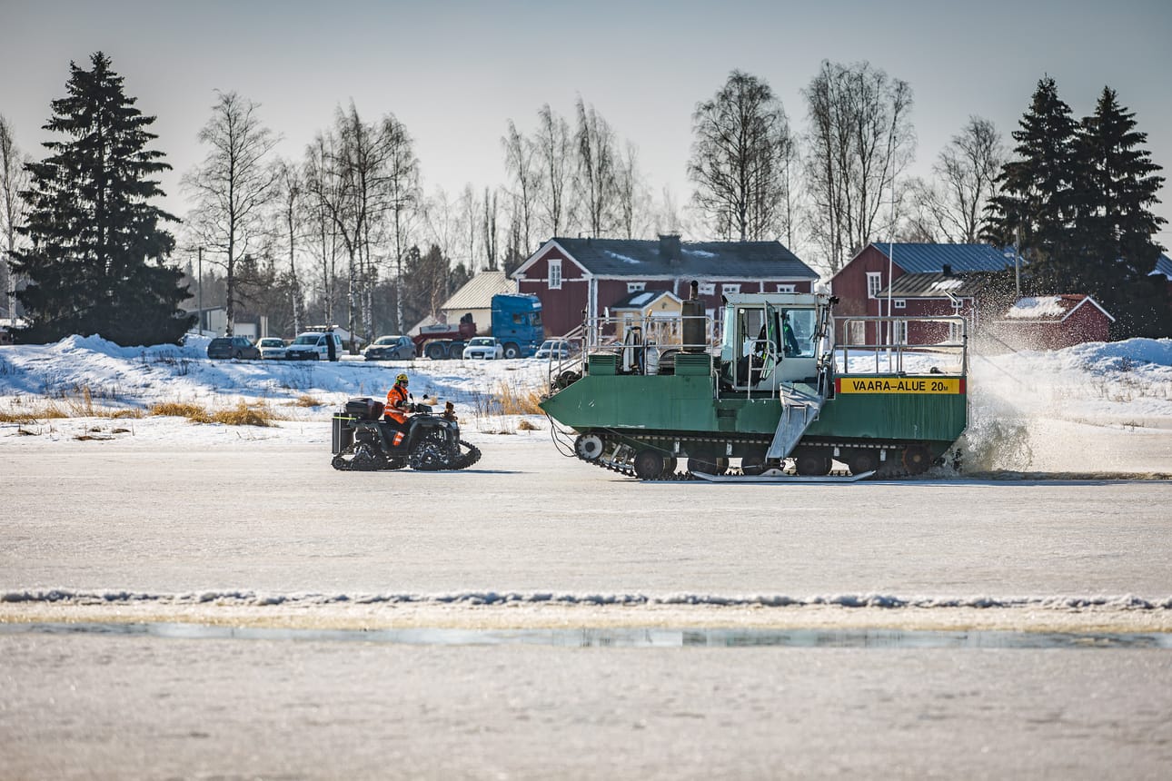 Janne Autio on neljättä vuotta sahauskoneen kuskina. Työparina mönkijällä on Samu Mäkitalo. Isonkyrön Kirkonlahdella sahattiin kaksi pitkää railoa.