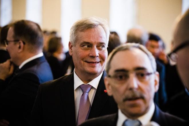 Sdp:n puheenjohtaja Antti Rinne kehuu presidentin vetämien keskustelujen hyvää henkeä. KUVA: Joel Maisalmi
