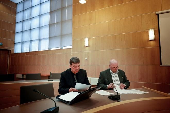 Oikeudenistunto Erkki Valtamäkeä vastaan käytiin Etelä-Pohjanmaan käräjäoikeudessa. Kuvassa myös Valtamäen lakimies Jukka Vanhamäki. Kuva: Jaakko Elenius