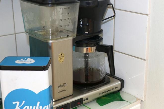 Sähkökatkon jälkeen kahvi tippui hitaasti. Selitys ilmiölle oli se, että keskijännitelinjasta puuttui vielä katkon jäljiltä yksi vaihe.