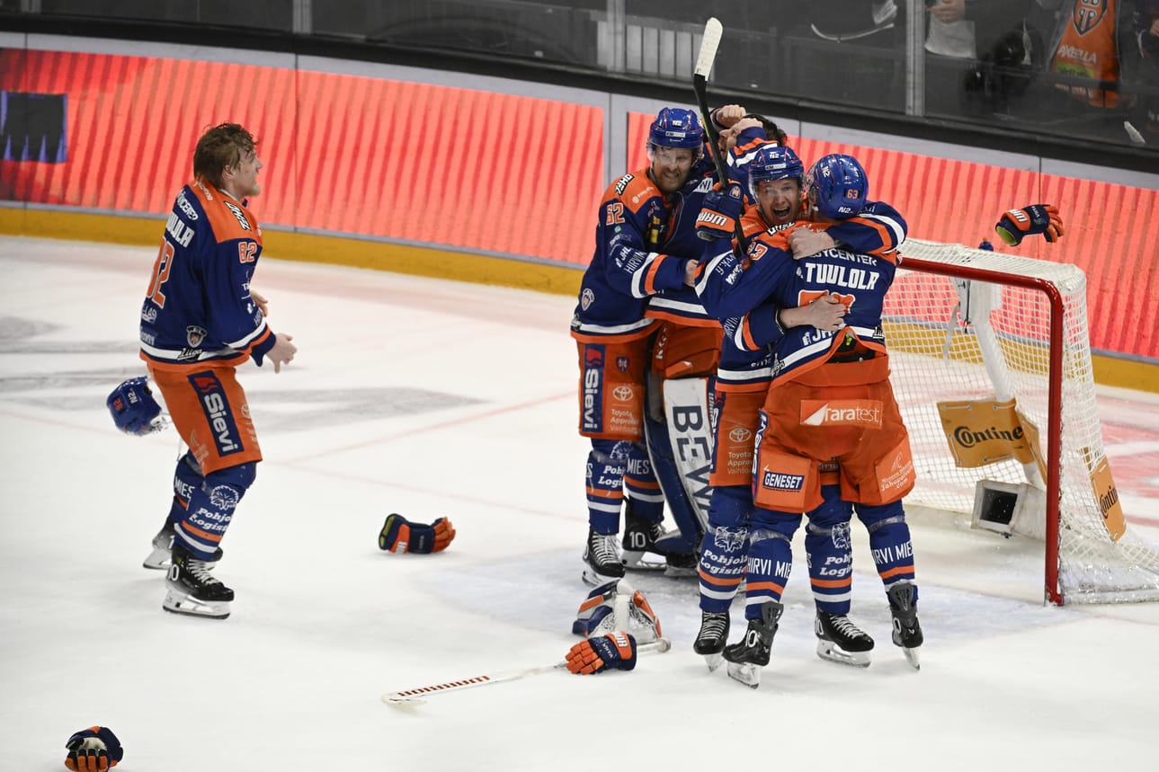 Tappara voitti seitsemännen finaalin ja juhlii Suomen mestaruutta.