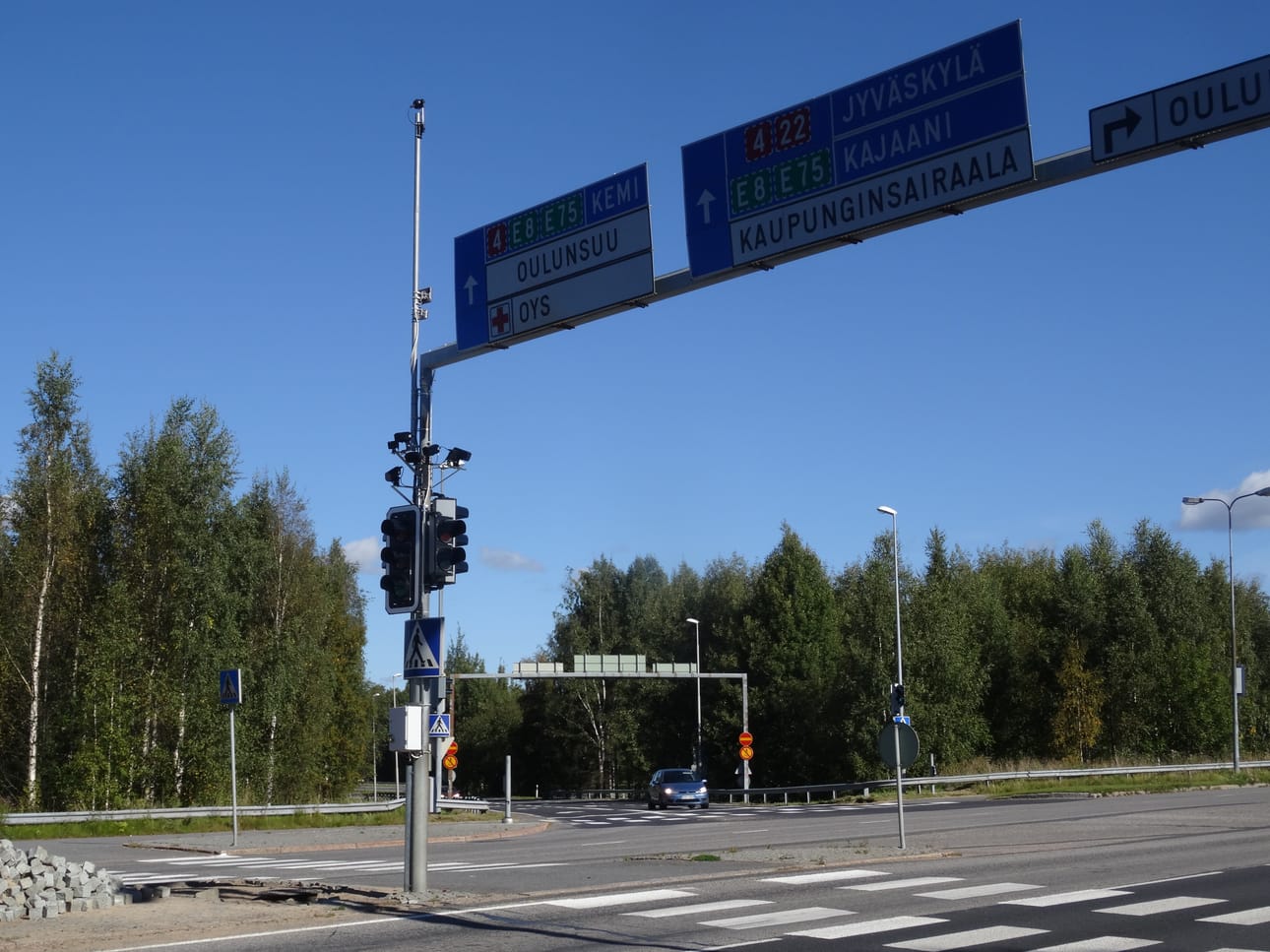 Liikennevalopylväässä on jos jonkinmoista kameraa.