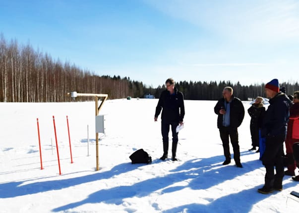 Etelä-Pohjanmaan ely-keskuksen ja Suomen ympäristökeskuksen asiantuntijat tutustuivat Alavuden Kaidesluoman automaattiseen lumenmittauslaitteistoon maaliskuun puolivälissä.