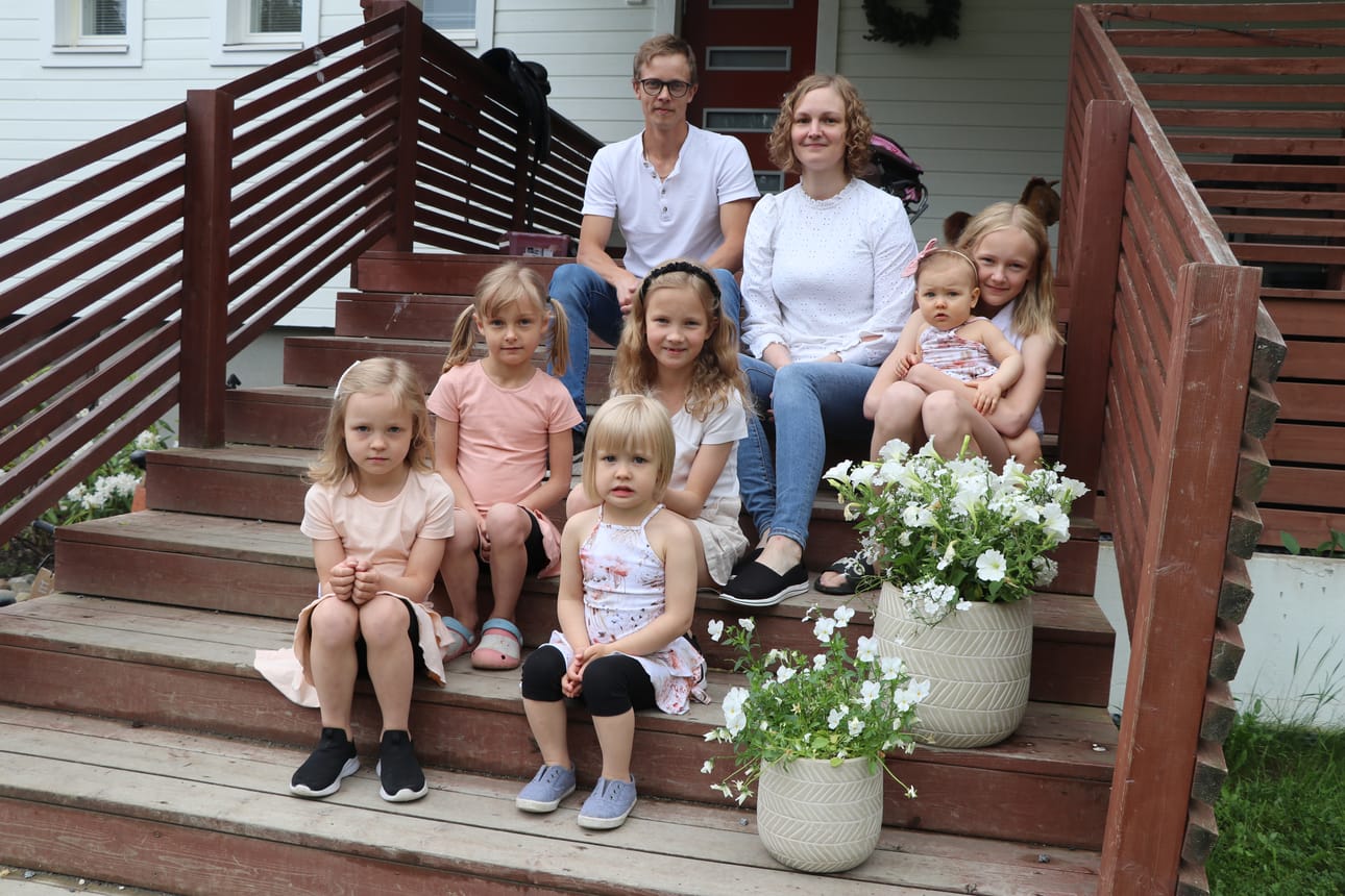 Jani ja Jenny Turja perheineen matkaavat Lopelle Suviseuroihin. Kuvassa myös Miida, pikku-Tilma, Villa, Aino, Iisa ja Aava.
