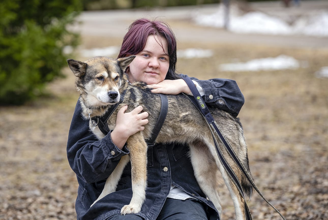 Mirella Puurunen ehti opiskella yhden vuoden lukiossa, mutta se ei tuntunut omalta jutulta. “Opin parhaiten tekemällä”, Mirella sanoo. Kuvassa Mirellan kanssa perheen rakas Hilla-koira.