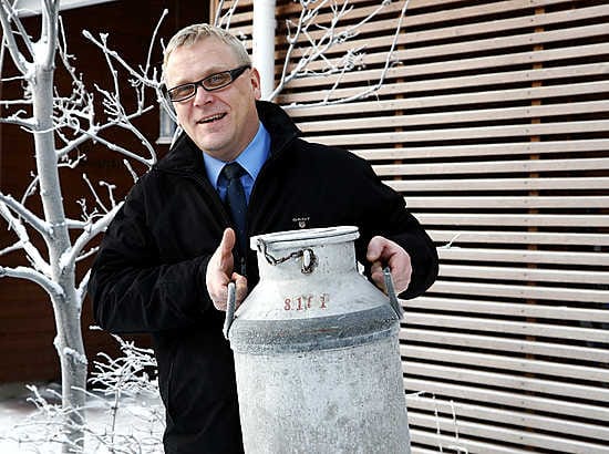 Janne Jääskeläinen uskoo, että jos kuluttajat jättäisivät ulkomaiset maitotuotteet kaupan hyllylle, eivät kauppiaatkaan tilaisi niitä.