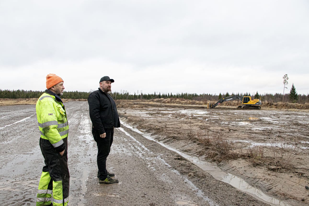 Veikko Laurukainen ja Juhamatti Turpeenoja katselevat tyytyväisinä pian valmistuvaa uutta varikkoaluetta. Nyt näyttää rapaiselta, mutta valmiina näky on paljon siistimpi.