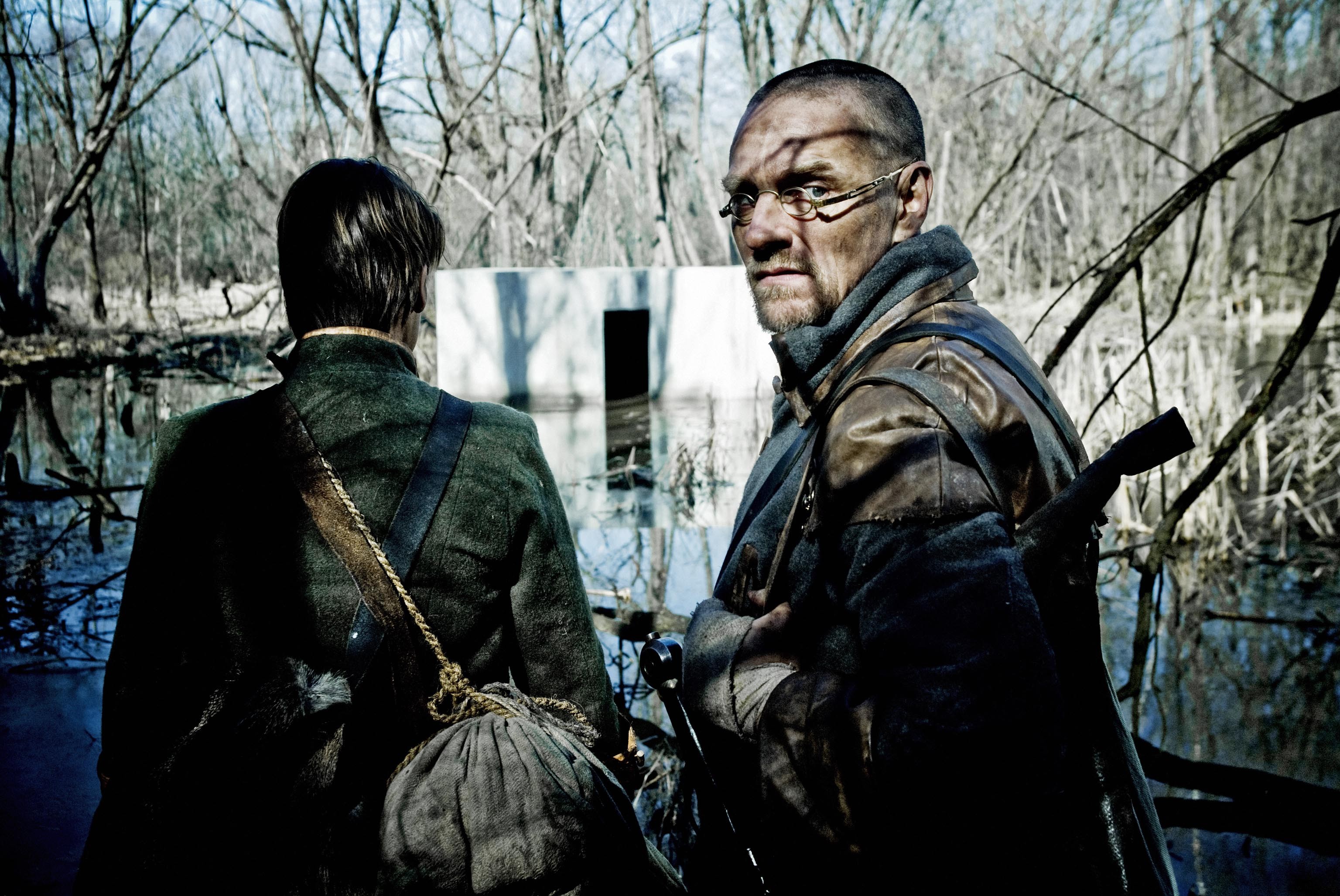 Vuonna 1595 suon keskeltä löytyy sauna, jossa pestään synnit. Sinne suuntaavat myös verityön tehneet veljekset Knut Spore (Tommi Eronen) ja Erik (Ville Virtanen).